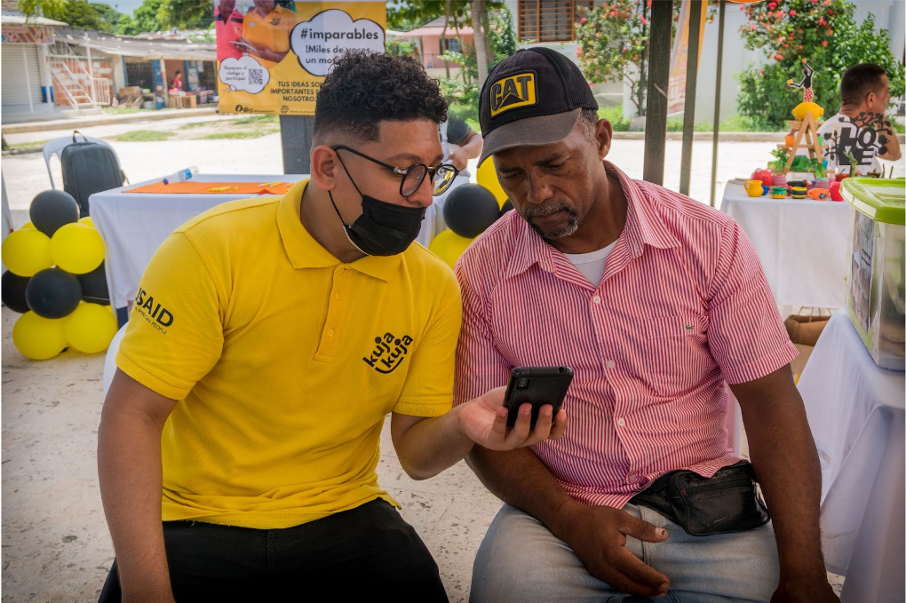 Venezuelan migrant learning how to use Kuja Kuja’s platform to share his ideas about entrepreneurship in Cartagena, Colombia.
