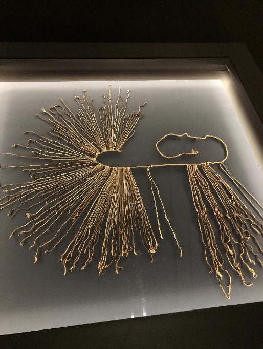 An example of quipu-string tied into knots, displayed in a glass case.